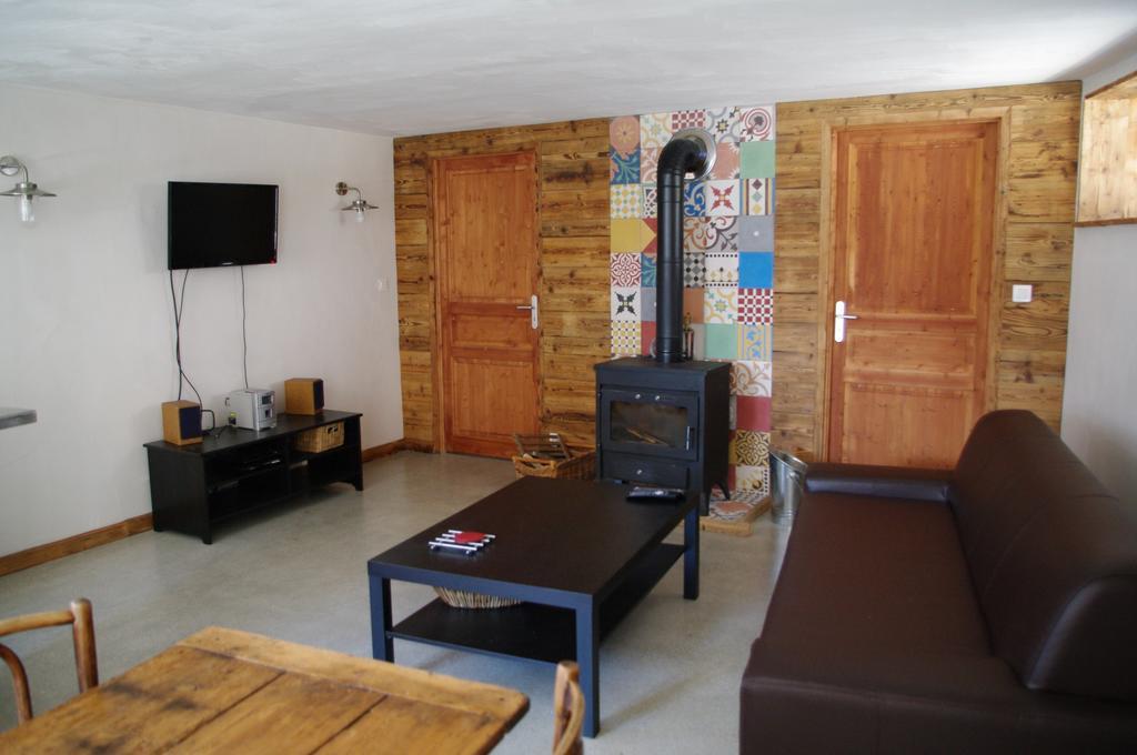 Appartement Dans Chalet De Montagne Bozel Habitación foto